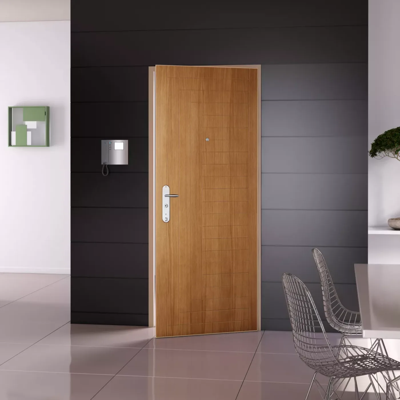 Serrurier posant une serrure haute sûreté sur une porte d'appartement à Paris