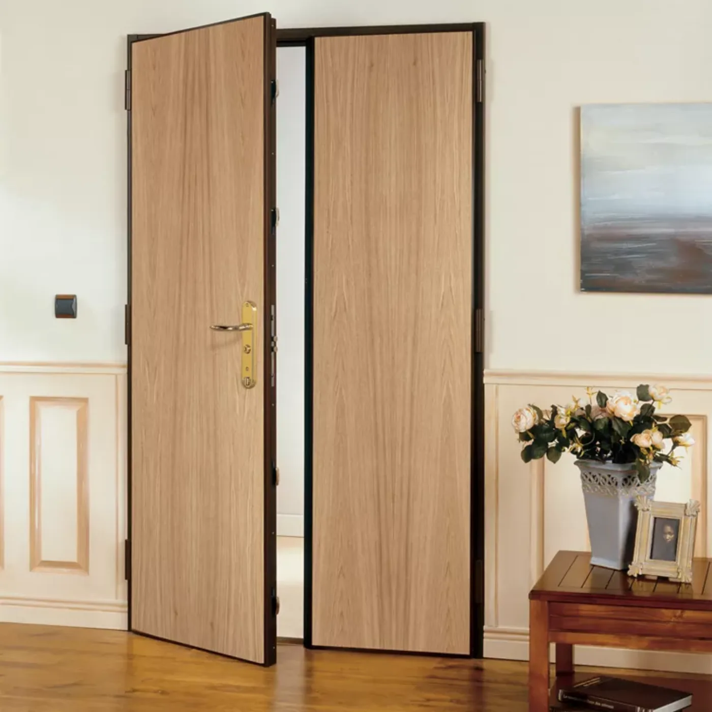 Installation d'une porte blindée dans le couloir d'un immeuble parisien